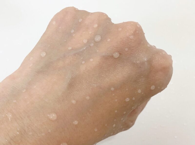 ライトアップモイストガードハンドクリームを塗って水に濡らした手
