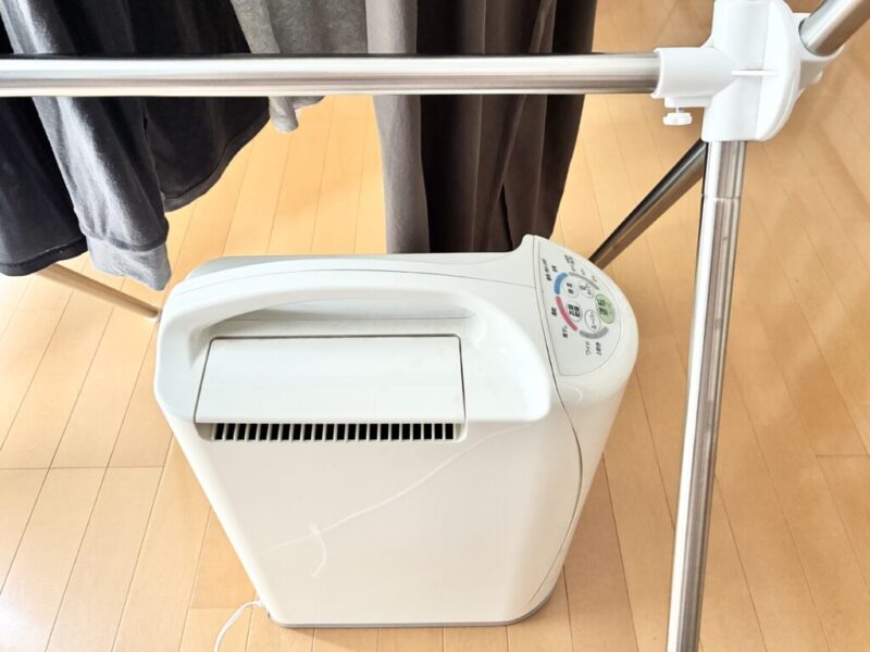 除湿器で部屋干ししている