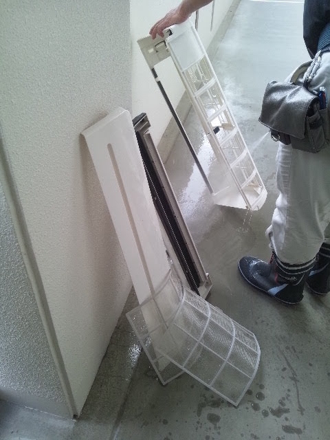 エアコン掃除を業者に頼むと解体して内部までキレイにしてくれる