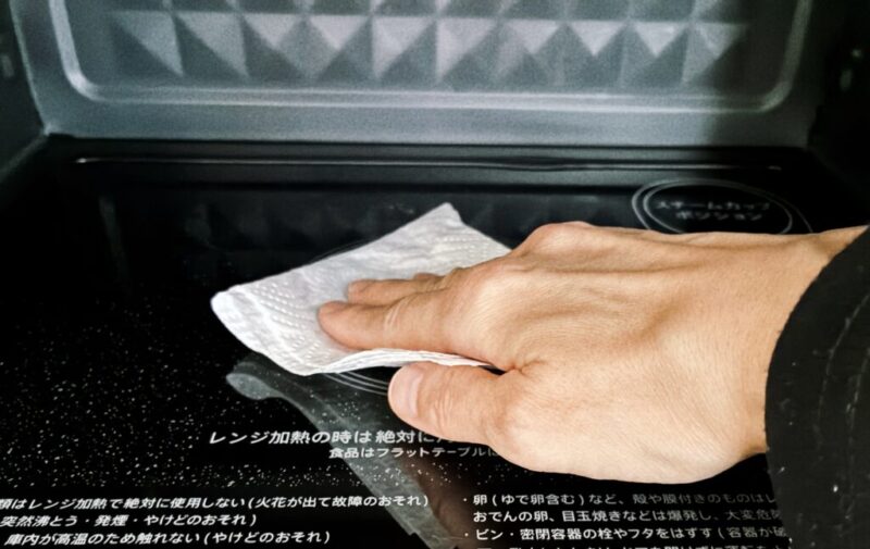 「電子レンジの汚れ予防術」　温めたあとすぐに庫内をふき取る写真