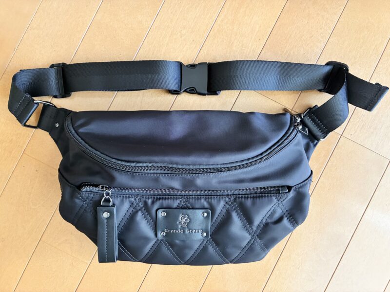 財布付きのボディバッグ